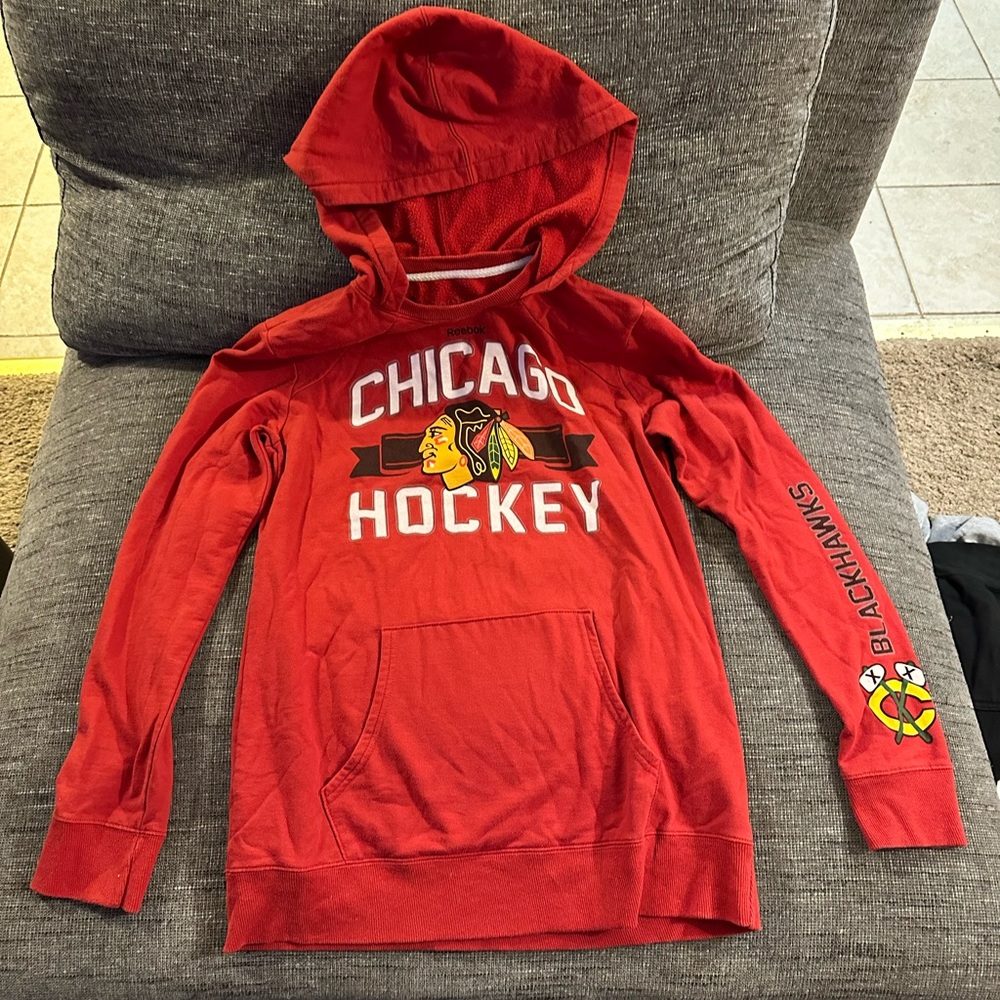 Woman’s Reebok Chicago blackhawks long sleeve shirt size medium.